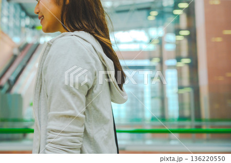空港で微笑む女性 ■撮影協力:関西国際空港(KIX) 空港で微笑む女性 ■撮影協力:関西国際空港(KIX) 136220550