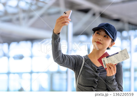 空港でセルフィーを撮る女性 ■撮影協力:関西国際空港(KIX) 空港でセルフィーを撮る女性 ■撮影協力:関西国際空港(KIX) 136220559