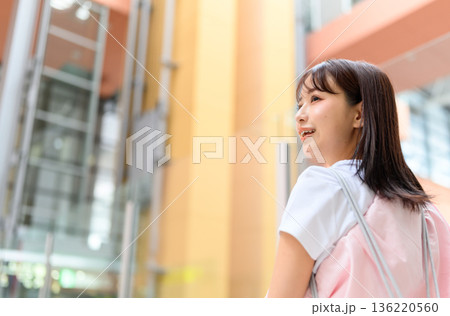 旅行の女性とリュック ■撮影協力:関西国際空港(KIX) 旅行の女性とリュック ■撮影協力:関西国際空港(KIX) 136220560