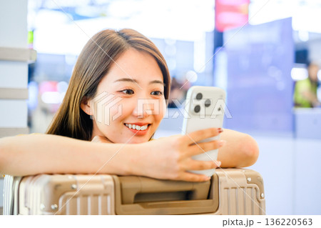 旅行中の女性がスマホ操作 ■撮影協力:関西国際空港(KIX) 旅行中の女性がスマホ操作 ■撮影協力:関西国際空港(KIX) 136220563