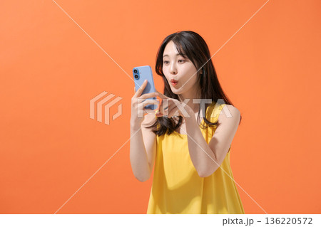 スマホを持つ笑顔の女性 スマホを持つ笑顔の女性 136220572