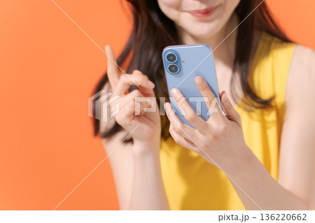 スマホを持つ笑顔の女性 スマホを持つ笑顔の女性 136220662