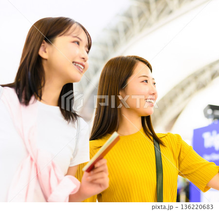 空港で旅行を待つ女性 ■撮影協力:関西国際空港(KIX) 空港で旅行を待つ女性 ■撮影協力:関西国際空港(KIX) 136220683