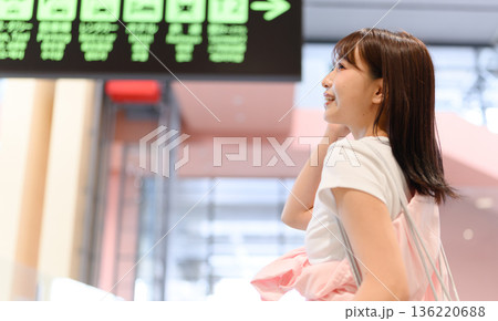 空港で案内表示を確認する女性 ■撮影協力:関西国際空港(KIX) 空港で案内表示を確認する女性 ■撮影協力:関西国際空港(KIX) 136220688
