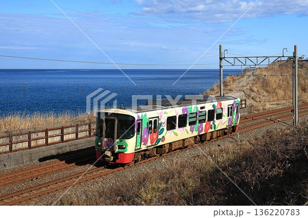 【えちごトキめき鉄道】日本海とET122形（日本海ひすいライン：青海〜親不知） 136220783