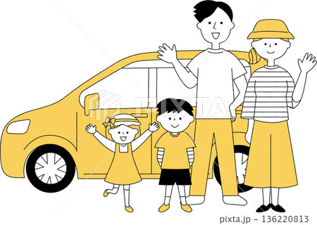 車の前に並ぶ笑顔の若い家族単色 136220813