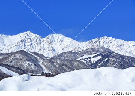 冬の白馬村　山麓から望む白馬三山 136221417
