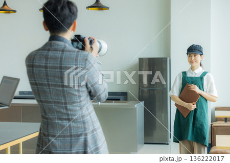 飲食店スタッフをビデオカメラで撮影する制作現場 136222017