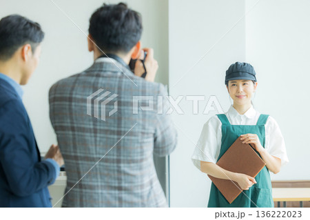 飲食店スタッフをビデオカメラで撮影する制作現場 飲食店スタッフをビデオカメラで撮影する制作現場 136222023