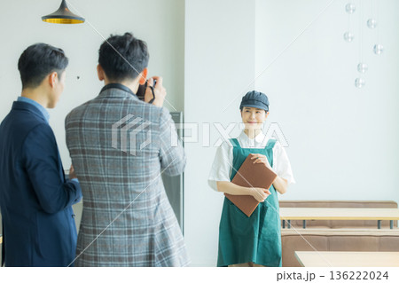 飲食店スタッフをビデオカメラで撮影する制作現場 飲食店スタッフをビデオカメラで撮影する制作現場 136222024