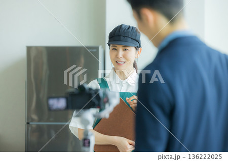 飲食店スタッフをビデオカメラで撮影する制作現場 136222025