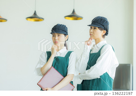 カフェのスタッフ 136222197