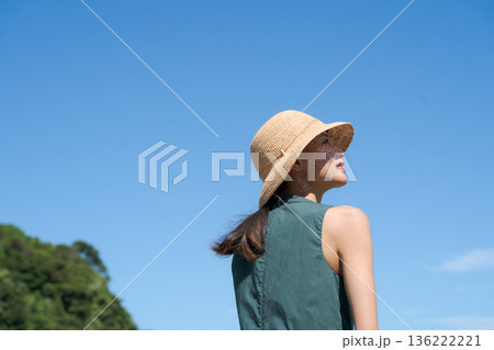 防波堤に座る女性 136222221