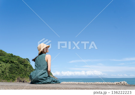 防波堤に座る女性 136222223