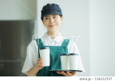 カフェで働く若い女性店員 136222557