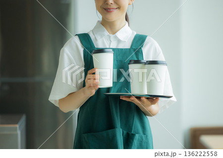 カフェで働く若い女性店員 136222558