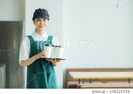 カフェで働く若い女性店員 136222559