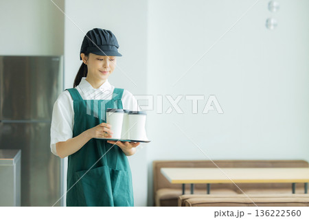 カフェで働く若い女性店員 136222560