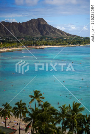 ハワイ ワイキキビーチとダイヤモンドヘッド 青い海と空の絶景リゾート風景 ハワイ ワイキキビーチとダイヤモンドヘッド 青い海と空の絶景リゾート風景 136222594