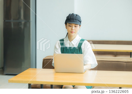 カフェで働く若い女性店員　 136222605