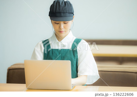 カフェで働く若い女性店員　 136222606