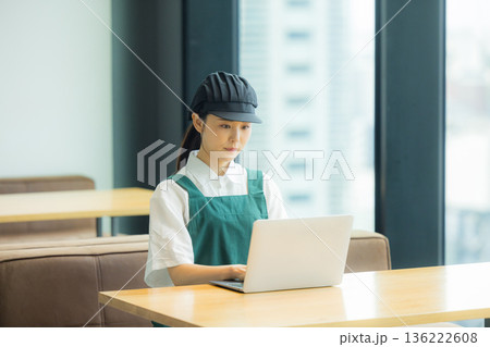 カフェで働く若い女性店員　 136222608