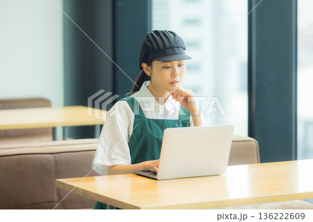カフェで働く若い女性店員　 136222609