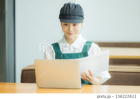 カフェで働く若い女性店員 カフェで働く若い女性店員 136222611