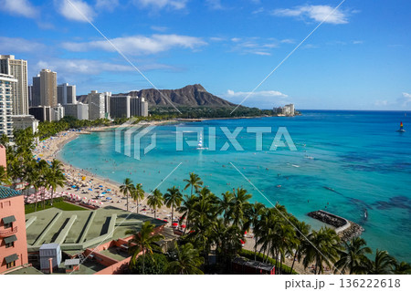 ハワイ ワイキキビーチとダイヤモンドヘッド 青い海と空の絶景リゾート風景 136222618