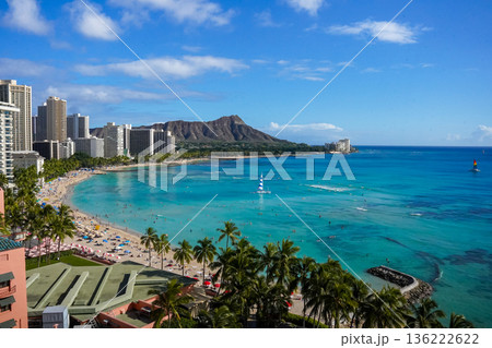 ハワイ ワイキキビーチとダイヤモンドヘッド 青い海と空の絶景リゾート風景 136222622