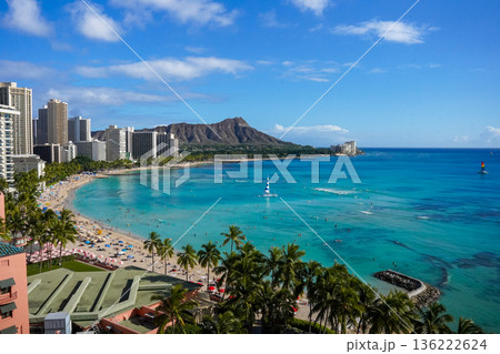 ハワイ ワイキキビーチとダイヤモンドヘッド 青い海と空の絶景リゾート風景 136222624