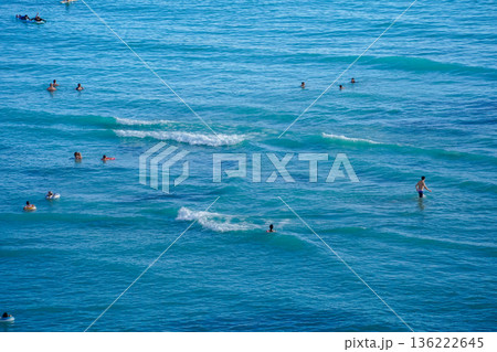 ハワイ ワイキキビーチとダイヤモンドヘッド 青い海と空の絶景リゾート風景 136222645