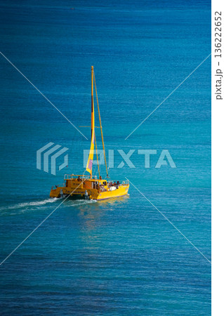 ハワイ ワイキキビーチとダイヤモンドヘッド 青い海と空の絶景リゾート風景 136222652