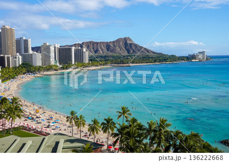 ハワイ ワイキキビーチとダイヤモンドヘッド 青い海と空の絶景リゾート風景 136222668