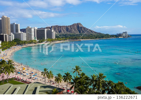ハワイ ワイキキビーチとダイヤモンドヘッド 青い海と空の絶景リゾート風景 ハワイ ワイキキビーチとダイヤモンドヘッド 青い海と空の絶景リゾート風景 136222671