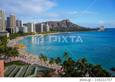 ハワイ ワイキキビーチとダイヤモンドヘッド 青い海と空の絶景リゾート風景 136222707