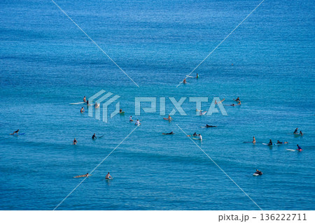 ハワイ ワイキキビーチとダイヤモンドヘッド 青い海と空の絶景リゾート風景 ハワイ ワイキキビーチとダイヤモンドヘッド 青い海と空の絶景リゾート風景 136222711