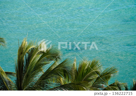 ハワイ ワイキキビーチとダイヤモンドヘッド 青い海と空の絶景リゾート風景 136222715