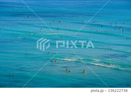 ハワイ ワイキキビーチとダイヤモンドヘッド 青い海と空の絶景リゾート風景 ハワイ ワイキキビーチとダイヤモンドヘッド 青い海と空の絶景リゾート風景 136222736