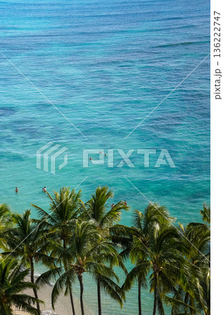 ハワイ ワイキキビーチとダイヤモンドヘッド 青い海と空の絶景リゾート風景 136222747