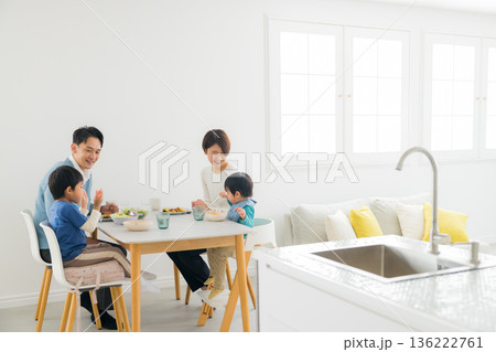 ダイニングテーブルで食事する家族 ダイニングテーブルで食事する家族 136222761