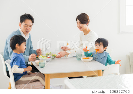 ダイニングテーブルで食事する家族 ダイニングテーブルで食事する家族 136222766