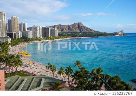 ハワイ ワイキキビーチとダイヤモンドヘッド 青い海と空の絶景リゾート風景 ハワイ ワイキキビーチとダイヤモンドヘッド 青い海と空の絶景リゾート風景 136222767