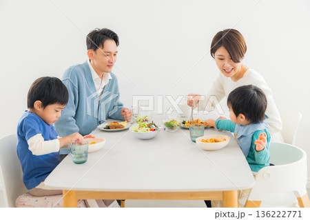 ダイニングテーブルで食事する家族 136222771