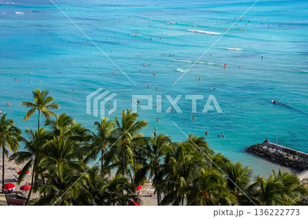 ハワイ ワイキキビーチとダイヤモンドヘッド 青い海と空の絶景リゾート風景 136222773