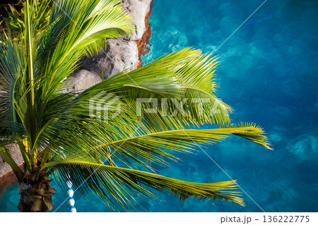 ハワイ ワイキキビーチとダイヤモンドヘッド 青い海と空の絶景リゾート風景 136222775