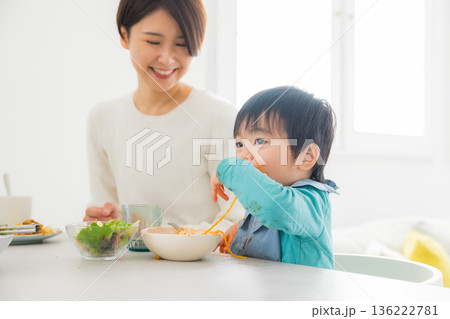 ダイニングテーブルで食事する家族 ダイニングテーブルで食事する家族 136222781