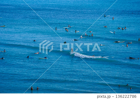 ハワイ ワイキキビーチとダイヤモンドヘッド 青い海と空の絶景リゾート風景 136222786