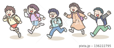 ランドセルを背負って走る、小学生の男の子と女の子のグループ ランドセルを背負って走る、小学生の男の子と女の子のグループ 136222795