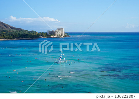 ハワイ ワイキキビーチとダイヤモンドヘッド 青い海と空の絶景リゾート風景 136222807